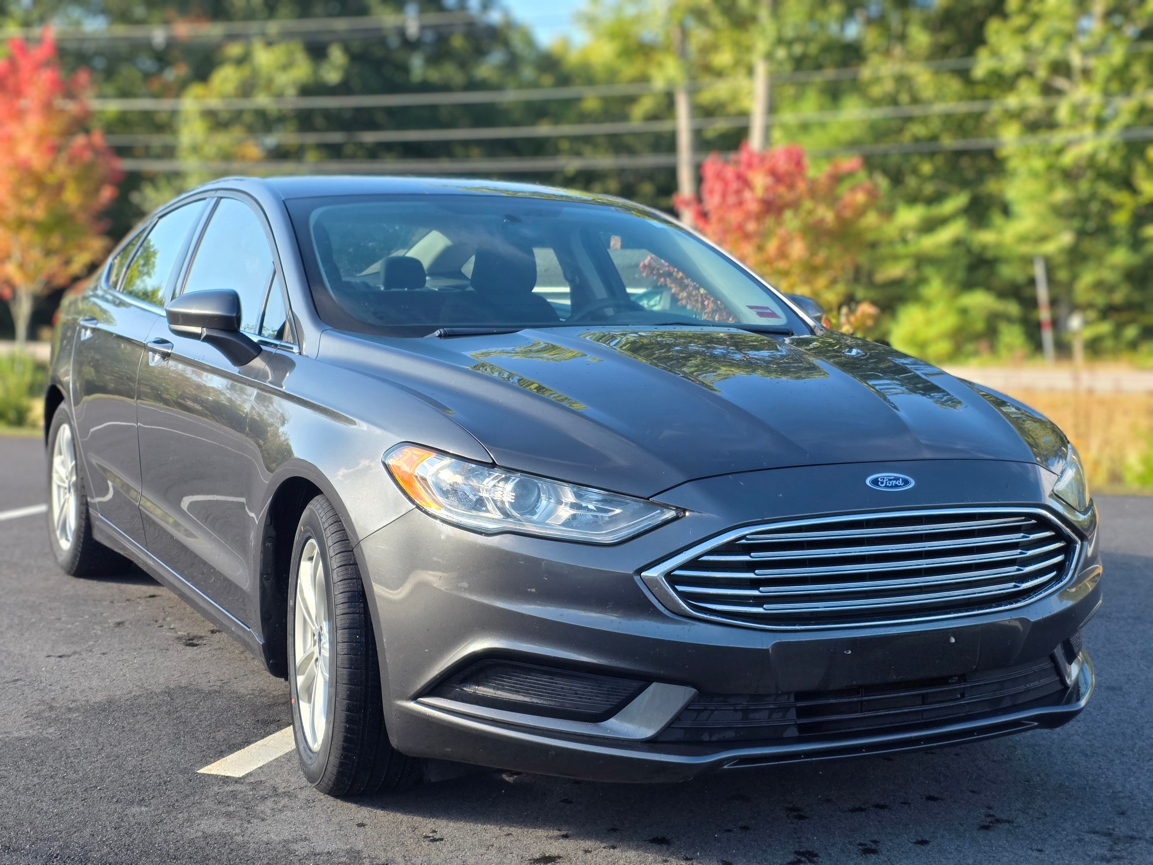 Used 2018 Ford Fusion SE FWD image 2