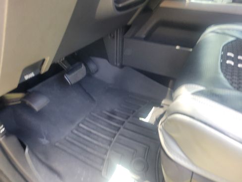 Used 2011 Ford F250 Lariat w/ Lariat Interior Pkg image 9