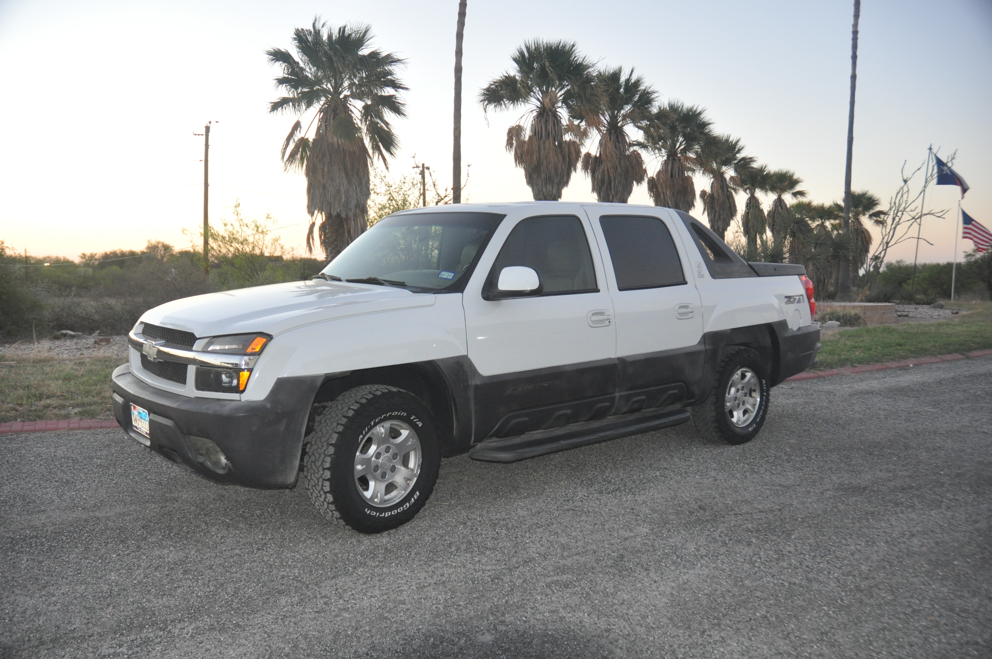 Used 2003 Chevrolet Avalanche 4x4 w/ Suspension Package, Off-Road image 8