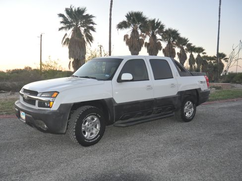 Used 2003 Chevrolet Avalanche 4x4 w/ Suspension Package, Off-Road image 8