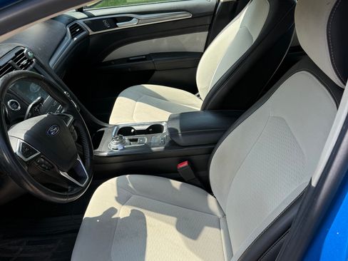 Used 2019 Ford Fusion SE w/ Equipment Group 151A FWD image 9
