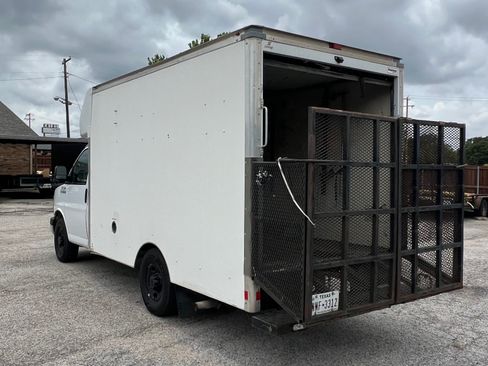 Used 2019 Chevrolet Express 3500 w/ Power Convenience Package RWD image 4
