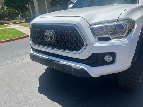 Used 2019 Toyota Tacoma TRD Off-Road w/ Technology Package AWD/4WD image 2