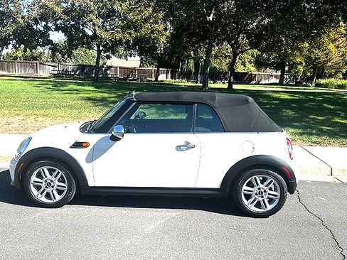 Used 2011 MINI Cooper Convertible image 1