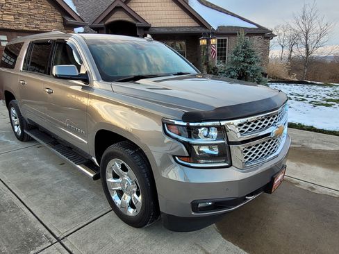 Used 2017 Chevrolet Suburban LT w/ LT Signature Package image 2