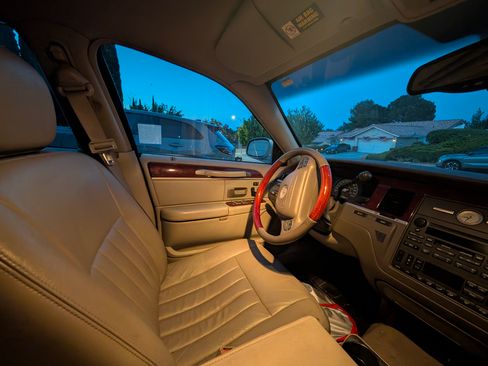 Used 2003 Lincoln Town Car Signature image 4