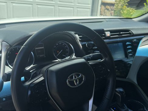 Used 2018 Toyota Camry SE FWD image 19