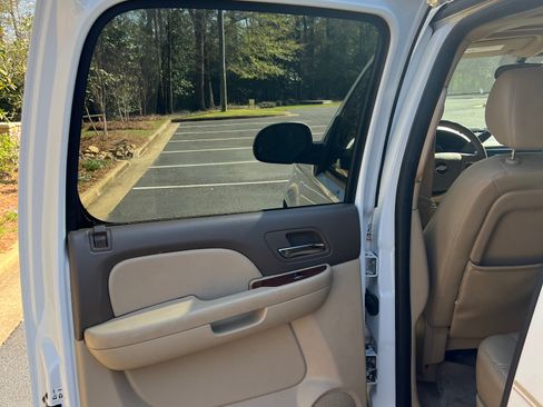 Used 2009 Chevrolet Suburban LT image 18