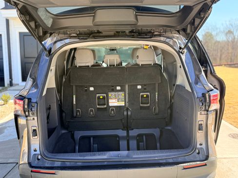 Used 2022 Toyota Sienna LE image 9