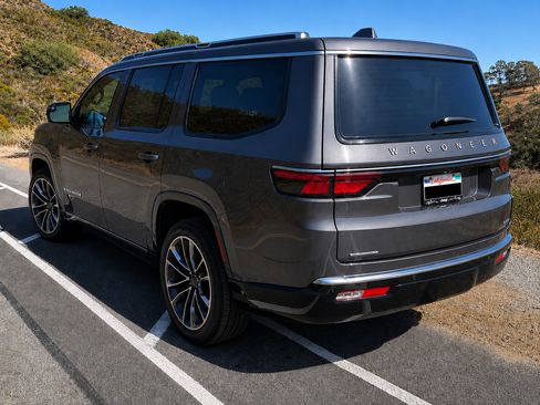 Used 2022 Jeep Wagoneer Series III w/ Premium Group I AWD/4WD image 13