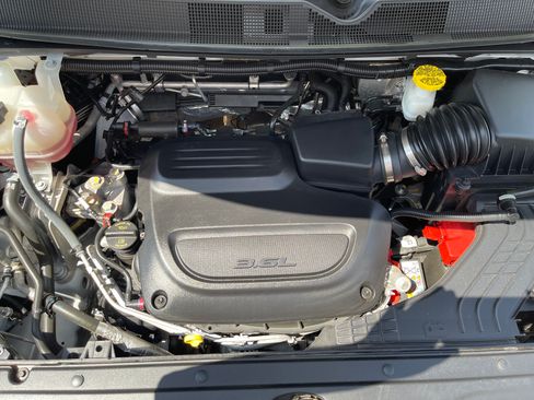 Used 2022 Chrysler Voyager LX FWD image 11