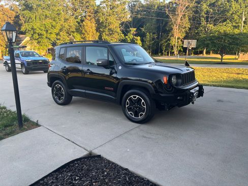 Used 2017 Jeep Renegade Trailhawk w/ Popular Equipment Group AWD/4WD image 17