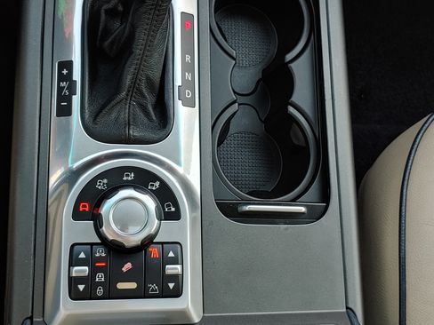 Used 2011 Land Rover Range Rover HSE image 20