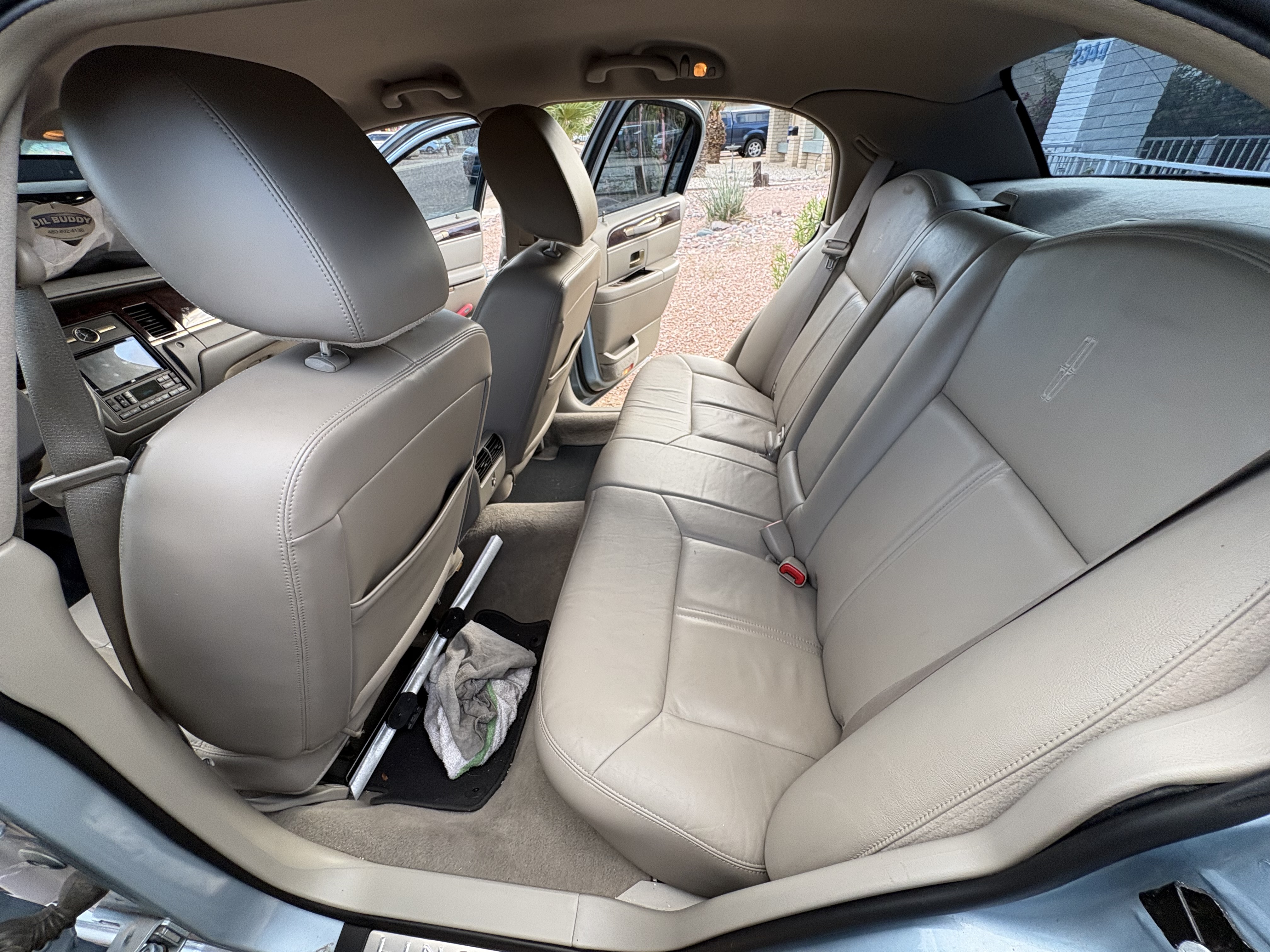 Used 2011 Lincoln Town Car Signature Limited RWD image 10