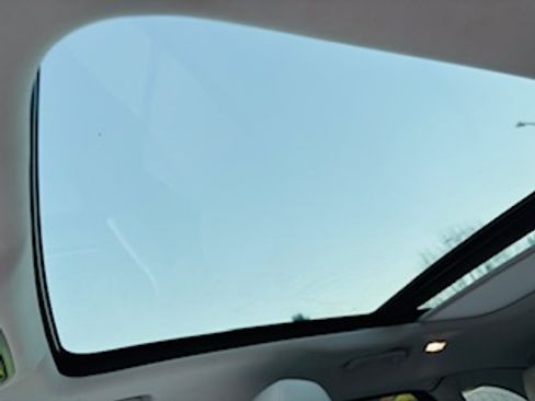 Used 2022 Land Rover Range Rover Velar R-Dynamic S image 13