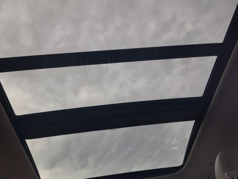 Used 2018 Chrysler Pacifica Limited w/ Tire & Wheel Group image 14