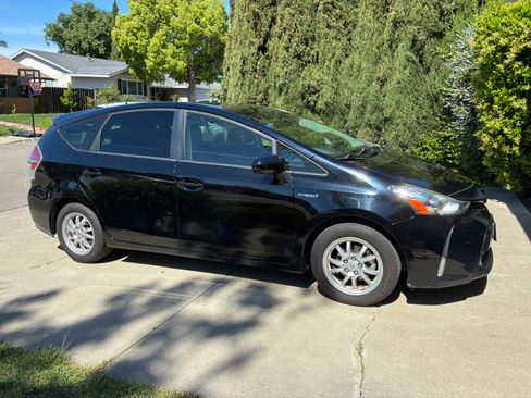 Used 2016 Toyota Prius V Four image 2
