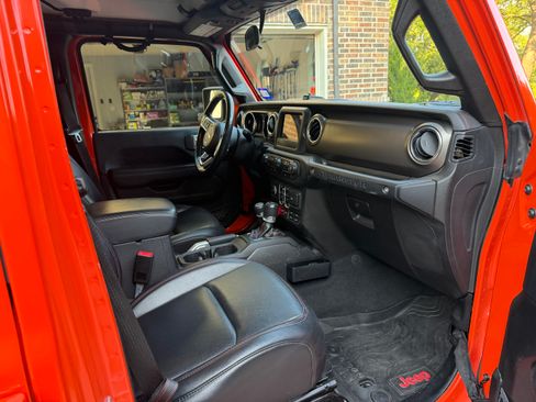 Used 2019 Jeep Wrangler Unlimited Rubicon w/ Cold Weather Group AWD/4WD image 16