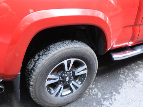 Used 2016 Toyota Tacoma TRD Sport w/ Premium & Technology Package AWD/4WD image 6