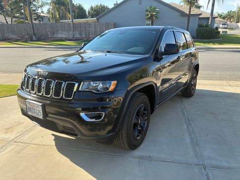Used 2017 Jeep Grand Cherokee Laredo image 2
