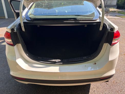 Used 2017 Ford Fusion SE w/ Equipment Group 201A FWD image 6