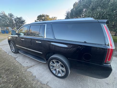 Used 2017 Cadillac Escalade ESV Luxury image 2