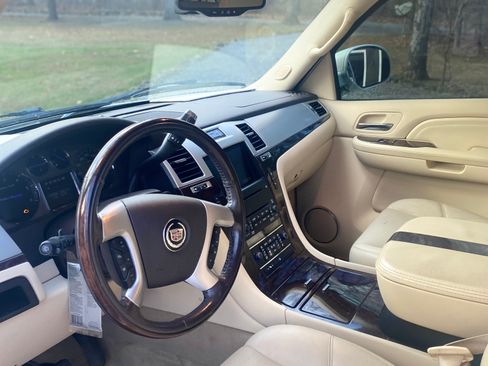 Used 2008 Cadillac Escalade AWD image 4