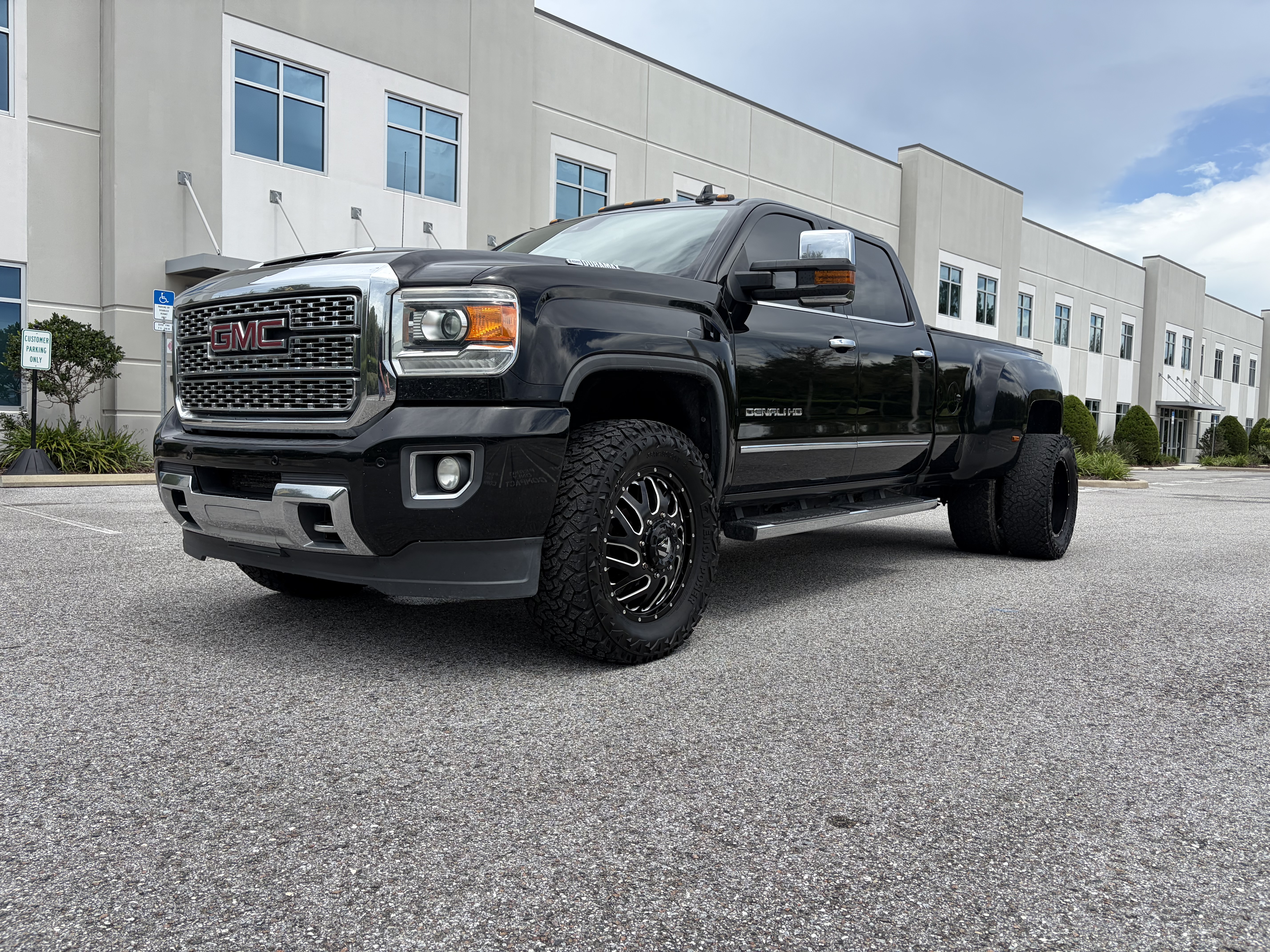 Used 2018 GMC Sierra 3500 Denali w/ Duramax Plus Package AWD/4WD image 5