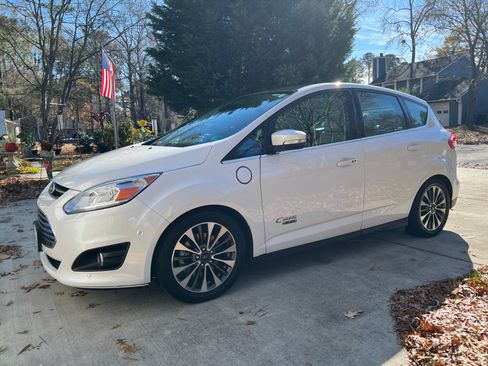 Used 2017 Ford C-MAX Energi Titanium w/ Equipment Group 501A image 12