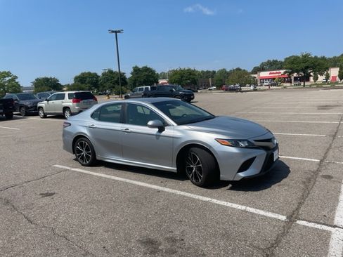 Used 2018 Toyota Camry SE image 9