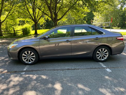 Used 2016 Toyota Camry XLE w/ Convenience Package FWD image 2
