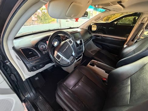 Used 2014 Chrysler Town & Country Touring image 14