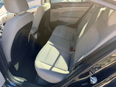 Used 2017 Hyundai Elantra SE image 11