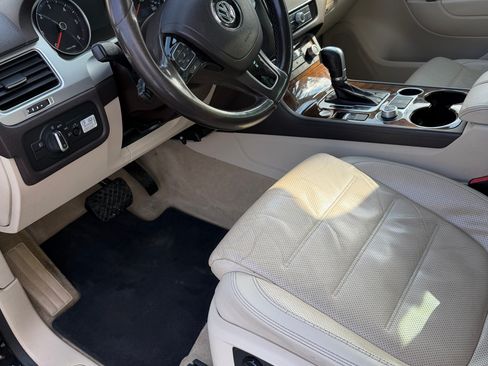 Used 2016 Volkswagen Touareg TDI image 13