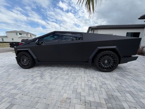 Used 2024 Tesla Cybertruck AWD Crew Cab image 5