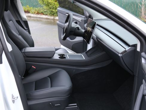 Used 2023 Tesla Model Y Performance image 9