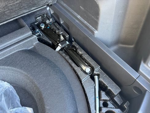 Used 2024 Volkswagen Atlas Cross Sport SE image 19