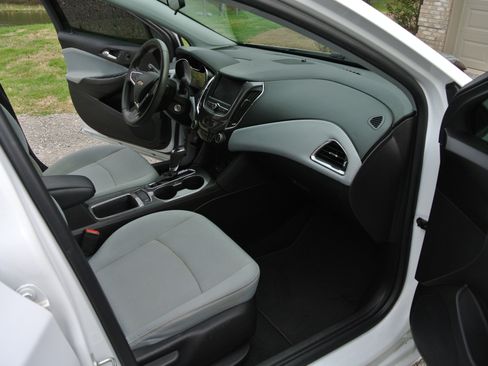 Used 2019 Chevrolet Cruze LT image 17