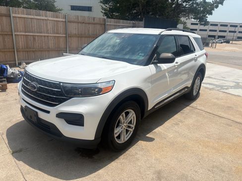 Used 2022 Ford Explorer XLT AWD/4WD image 2