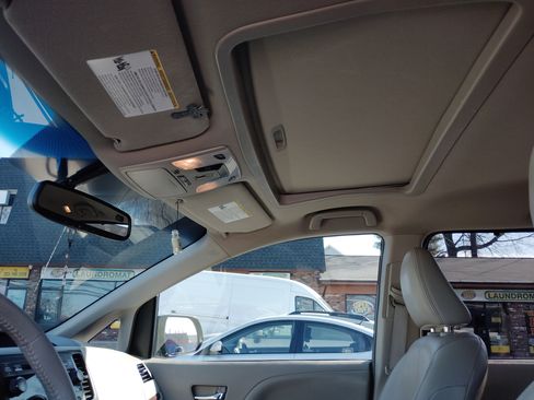 Used 2013 Toyota Sienna XLE image 11