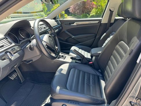 Used 2017 Volkswagen Passat 1.8T SEL Premium FWD image 9