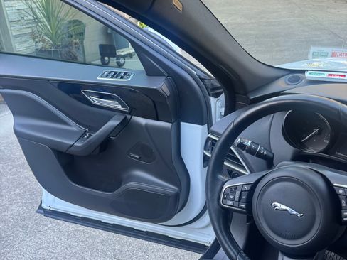 Used 2018 Jaguar F-PACE Premium image 12