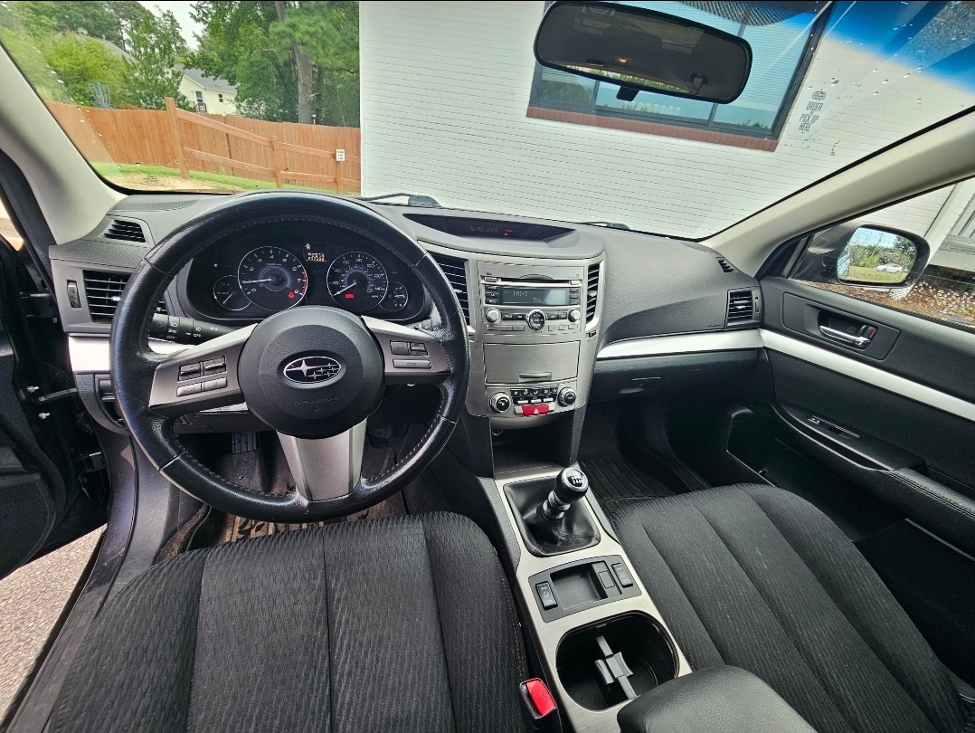 Used 2010 Subaru Outback 2.5i Premium AWD/4WD image 2