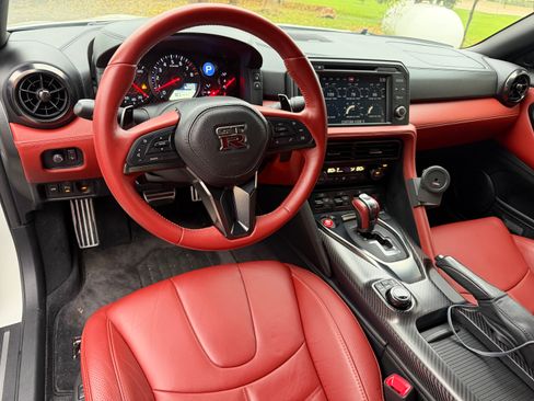 Used 2023 Nissan GT-R Premium w/ Premium Interior Package AWD/4WD image 6