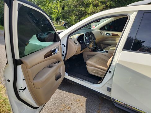 Used 2017 Nissan Pathfinder Platinum w/ Cargo Package image 6