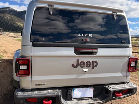 Used 2022 Jeep Gladiator Rubicon w/ LED Lighting Group AWD/4WD image 11