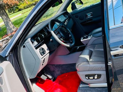 Used 2018 Rolls-Royce Phantom Sedan image 13