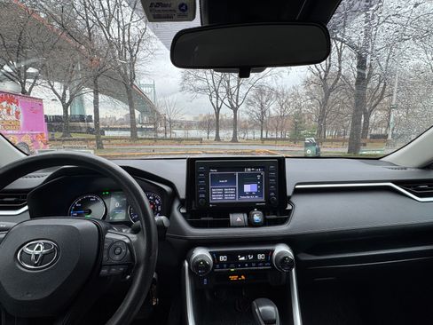 Used 2020 Toyota RAV4 LE image 9