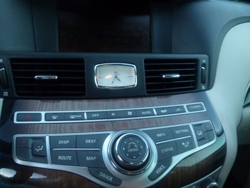 Used 2012 INFINITI M56 w/ Deluxe Touring Pkg RWD image 11