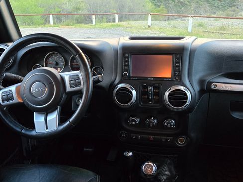 Used 2015 Jeep Wrangler Unlimited Rubicon image 19